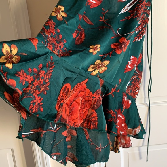 Floral flirty dress from Pretty Little Thing. Size 4. NWT - Picture 2 of 7